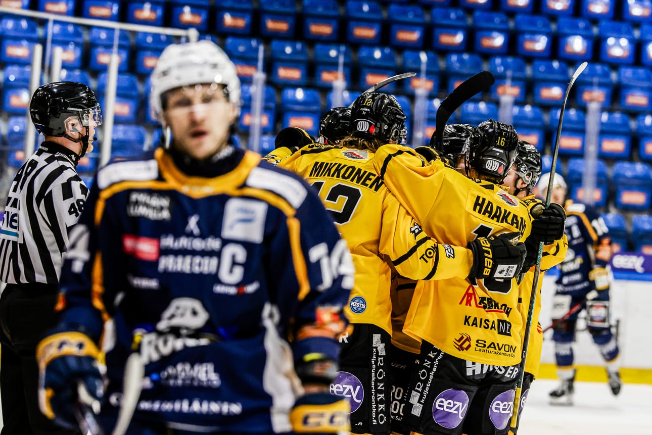 Oskari Mikkonen täräytti IPK:lle 1–3 johtomaalin, jota juhlitaan tässä porukalla. Etualalla RoKin konkari Antti Erkinjuntti.