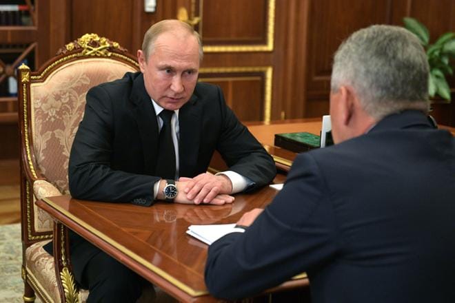 Venäjän presidentti Vladimir Putin ja puolustusministeri Sergei Šoigu tapasivat ydinsukellusveneessä tapahtuneen tulipalon vuoksi. KUVA: ALEXEI DRUZHININ / SPUTNIK / EPA