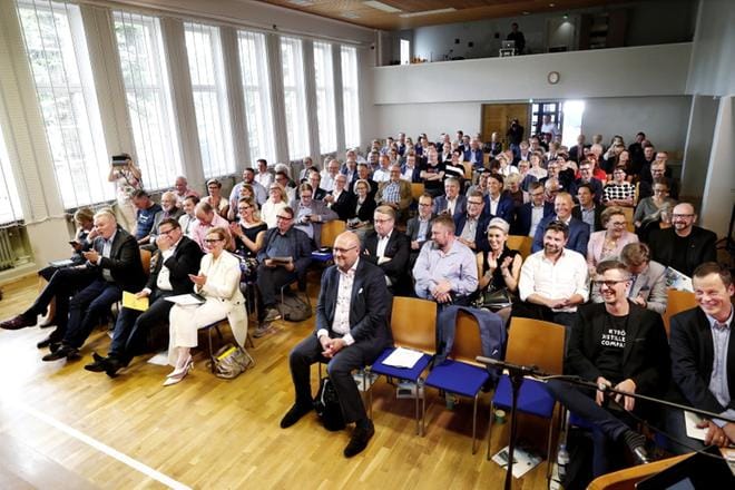 Kyröön käräjillä Isossakyrössä mietittiin lauantaina 140 kutsuvieraan voimin, miltä voisi näyttää Pohjanmaan metropoli, jollainen syntyisi Vaasan ja Seinäjoen välisestä kaksoiskaupungista kaupunkiseutuineen. KUVAT: JOUKO HÄNNINEN