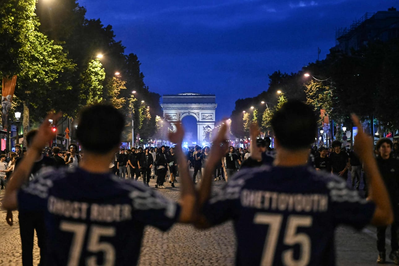 Tuhannet PSG:n kannattajat juhlivat Pariisin kaduilla joukkueen ensimmäistä Mestarien liigan voittoa. LEHTIKUVA/AFP