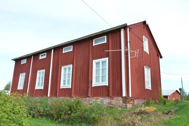 Hannulan komea talo Alajärven Ojajärvellä on katsellut Ojajärven laineille päin jo ennen Alajärven kaupungin perustamista vuodesta 1817 lähtien. KUVA: SARI HEINILÄ
