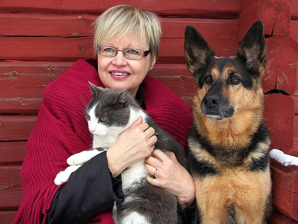 Kemiläinen Ritva Kokkola kirjoittaa suosittuja dekkareita, joista on tunnistettu paikallisia esikuvia. Kirjailijalla on valmiina myös lastenkirjojen ja lorukokoelman materiaalia.