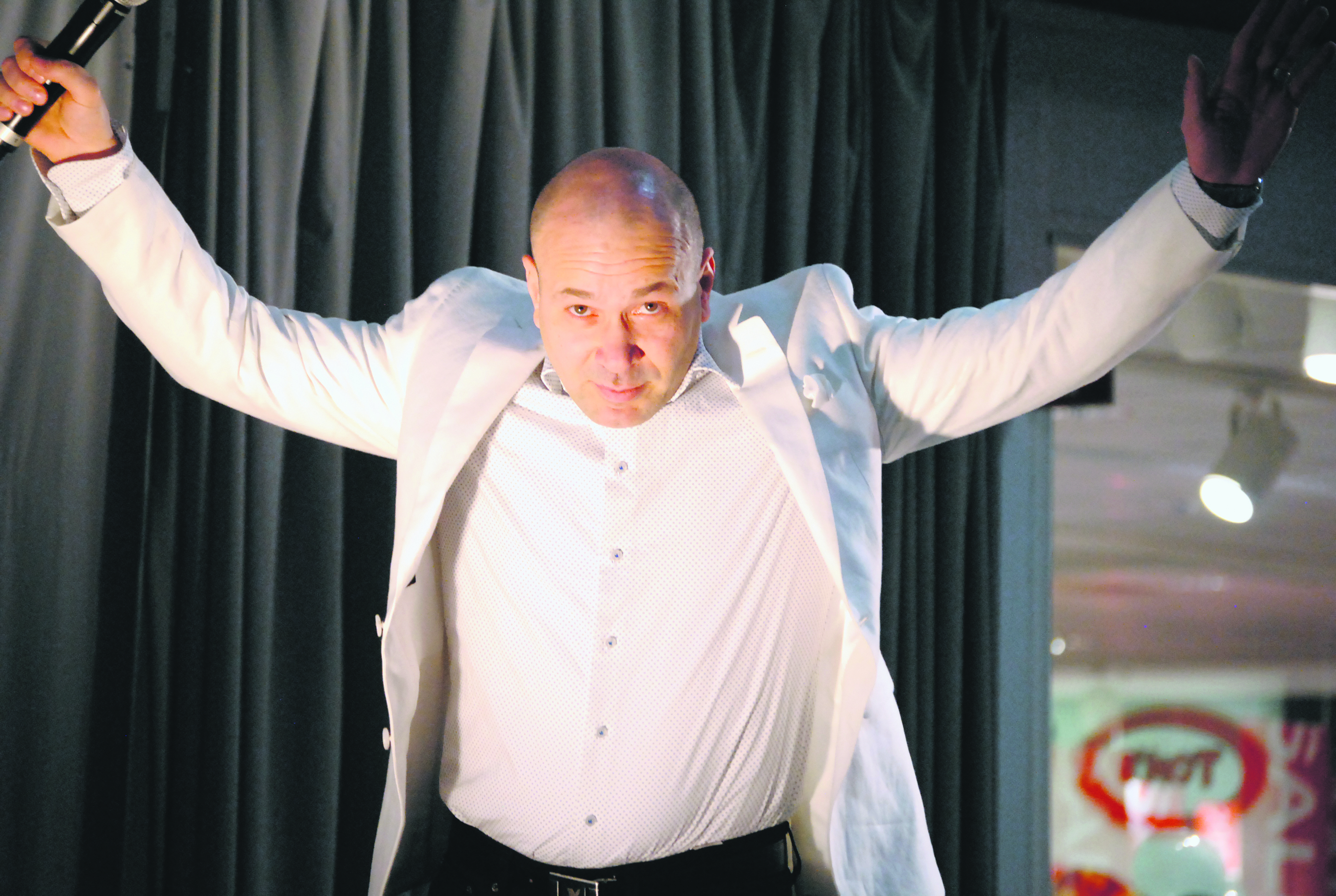 Stand up koomikko Matti Patronen hauskuutti kuulijoita sukkelalla verbaliikallaan.