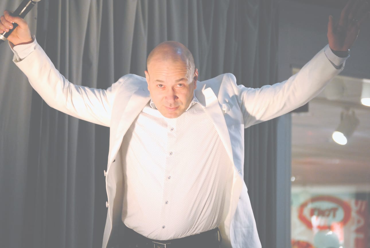 Stand up koomikko Matti Patronen hauskuutti kuulijoita sukkelalla verbaliikallaan.