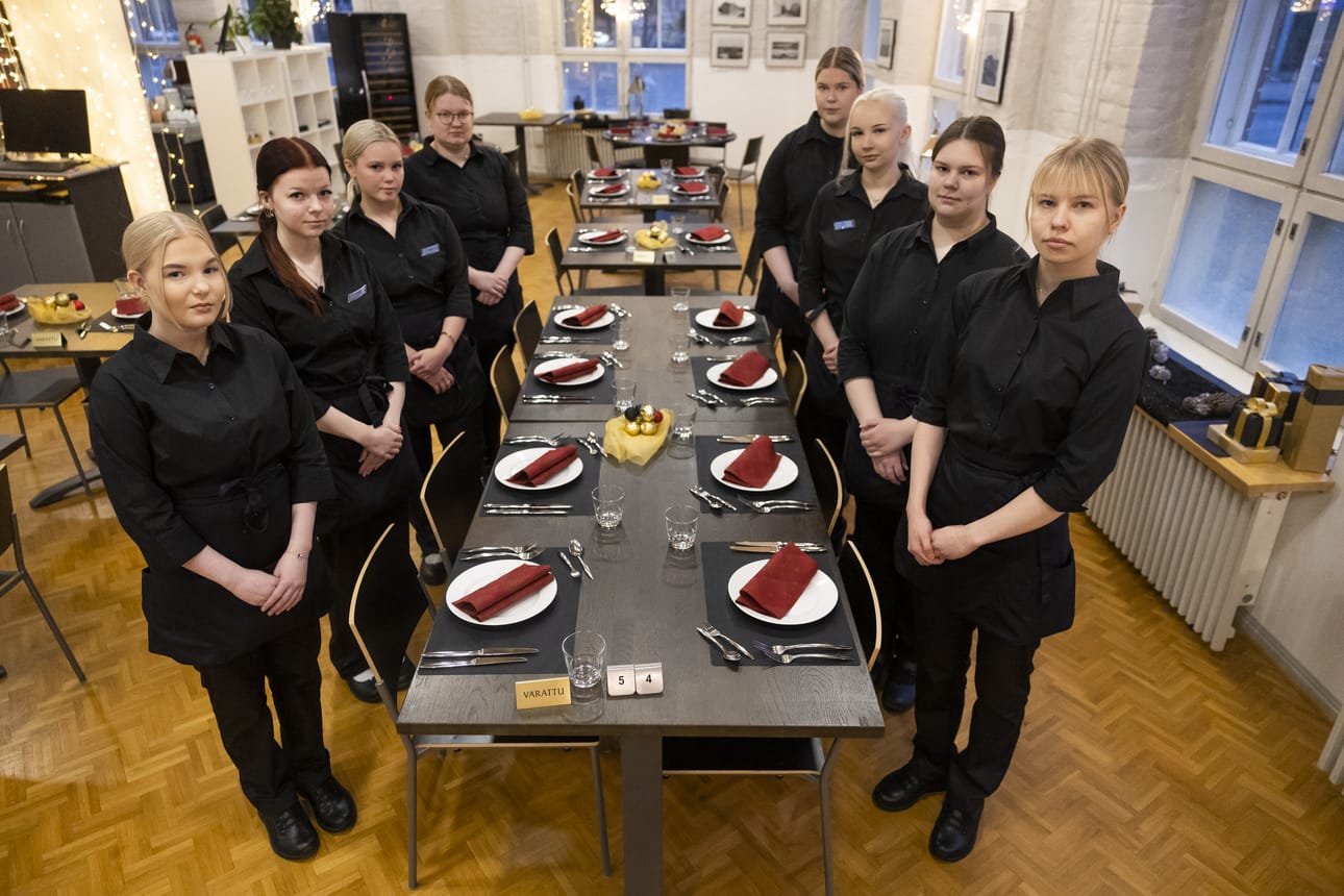 OSAOlaisia ravintola- ja catering-alan opiskelijoita opetusravintola Hilikussa. Vasemmalla, takaa eteen: Henna Viitala, Ulla Mustonen, Maija Keskitalo ja Henriika Antila. Oikealla, takaa eteen: Helmi Alatalo, Neela Marttila, Oona Koski ja Saaga Raistakka.