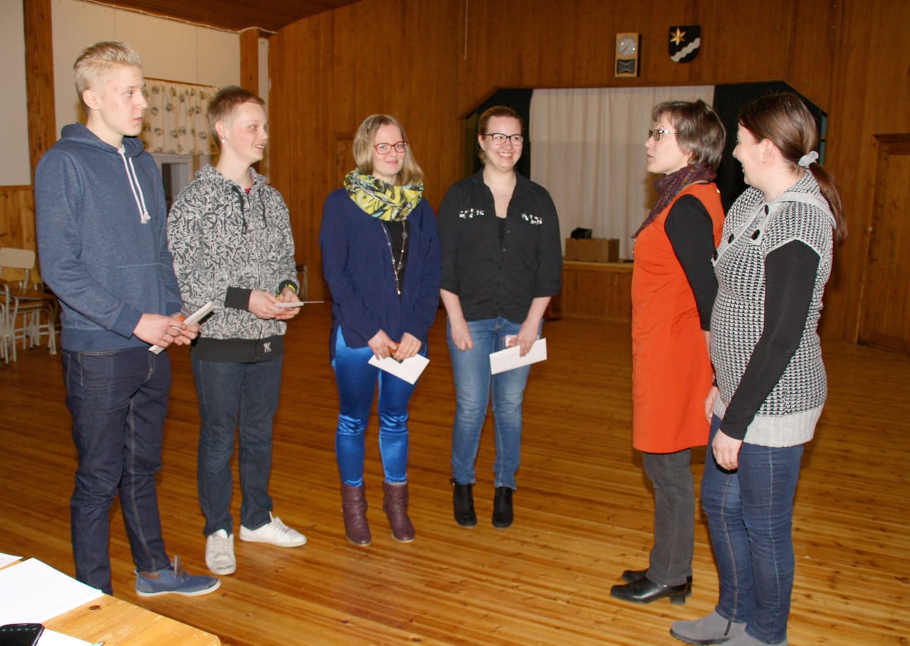 Siikalatvan 4H-yhdistys palkitsi kevätkokouksessaan kerhonohjaajia. Tunnustuksen hyvin tehdystä työstä saivat Klaus Leinonen, Kimi Väisänen, Johanna Hyvönen ja Janita Äijälä. Aktiivisille nuorille myös sanallista kiitosta antoivat yhdistyksen hallituksen puheenjohtaja Lea Keränen ja toiminnanjohtaja Kaarina Männikkö (oik.).