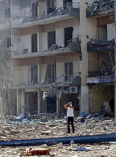 epa00789704 A man holds his hands to his head amidst the rubble of buildings destroyed by Israeli air strikes in the southern suburbs of Beirut, a stronghold of the Shiite Muslim Hezbollah movement, Monday 07 August 2006. Israeli fighters carried out five