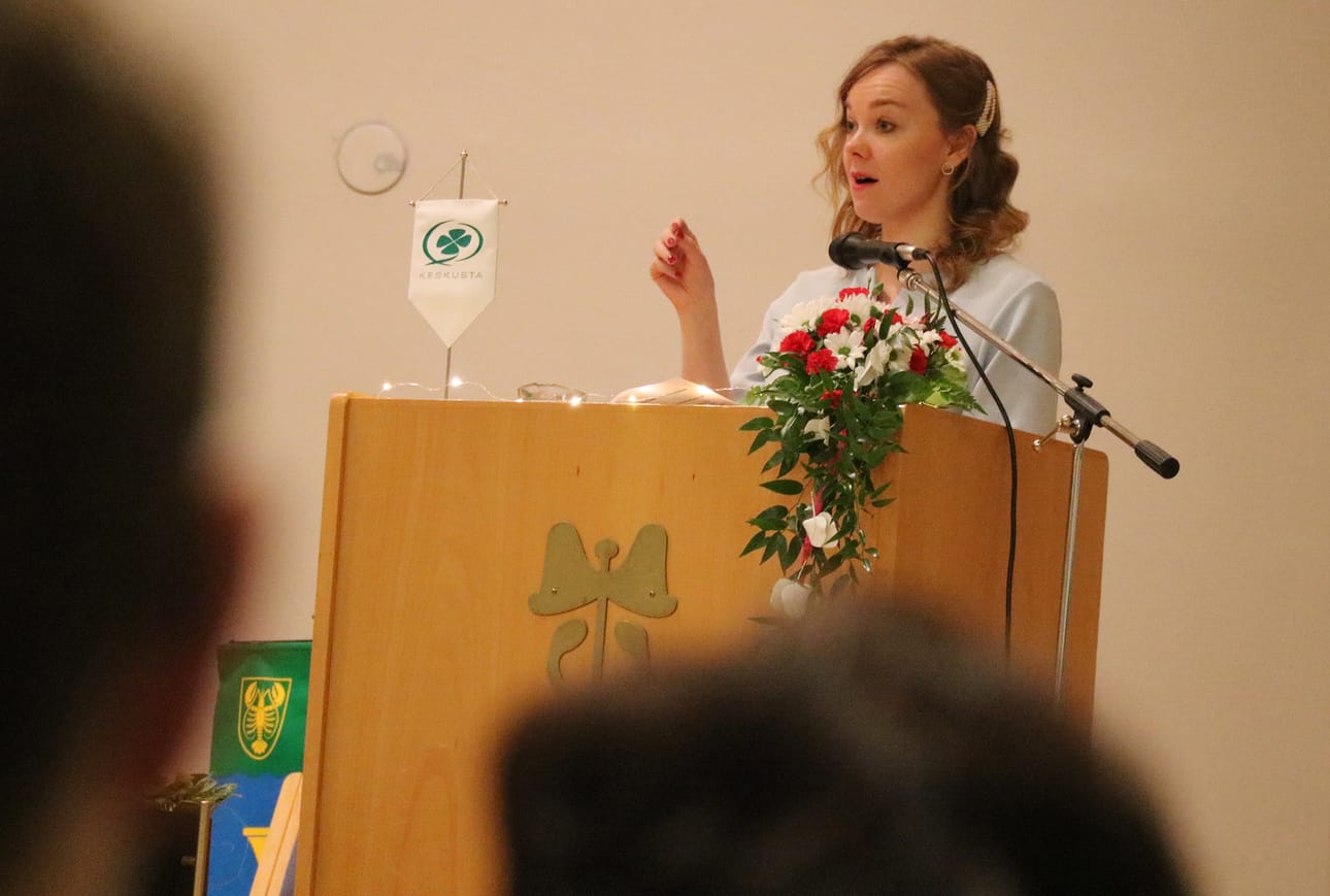 Elinkeinoministeri ja Keskustan puheenjohtaja Katri Kulmuni oli juhlapuhujana Oulaisissa.