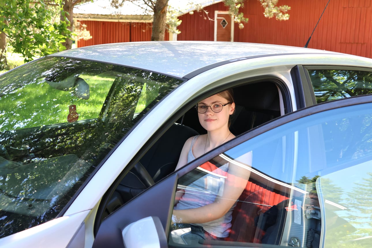 Tiia Perkiö hakee ajokorttia poikkeusluvalla pitkän koulumatkansa vuoksi.
