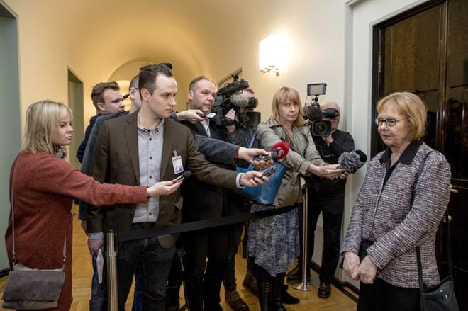 Eduskunnan perustuslakivaliokunnan puheenjohtaja Annika Lapintie (vas.) on toimittajien tiiviissä piirityksessä valiokunnan kokoustaukojen aikana. Valiokunnan lausunnon valmistumisella on kiire.