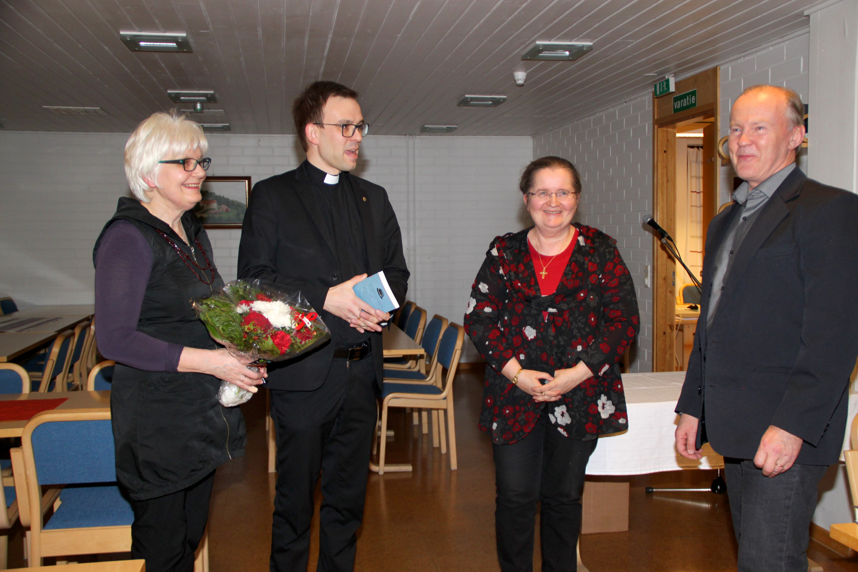 Ennen kirkkovaltuuston kokousta seurakunta muisti 60 vuotta täyttänyttä Jouni Piriä. Vasemmalta Maire Puhakka, Timo Liikanen, Terttu Puurunen ja Jouni Piri.