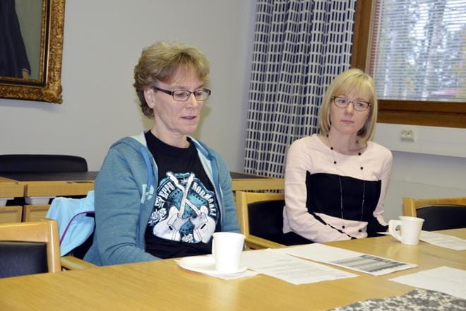 Maatalouden Alajärven lomituspalveluyksikön lomatoimen ohjaaja Katariina Pirttinen ja lomatoimen sihteeri Sirpa Haukilehto toivovat, että maatalousyrittäjien vuosilomien lomahakemukset tulisivat toimistoon mahdollisimman pian. Takaraja on 31. lokakuuta. KUVA: SARI HEINILÄ