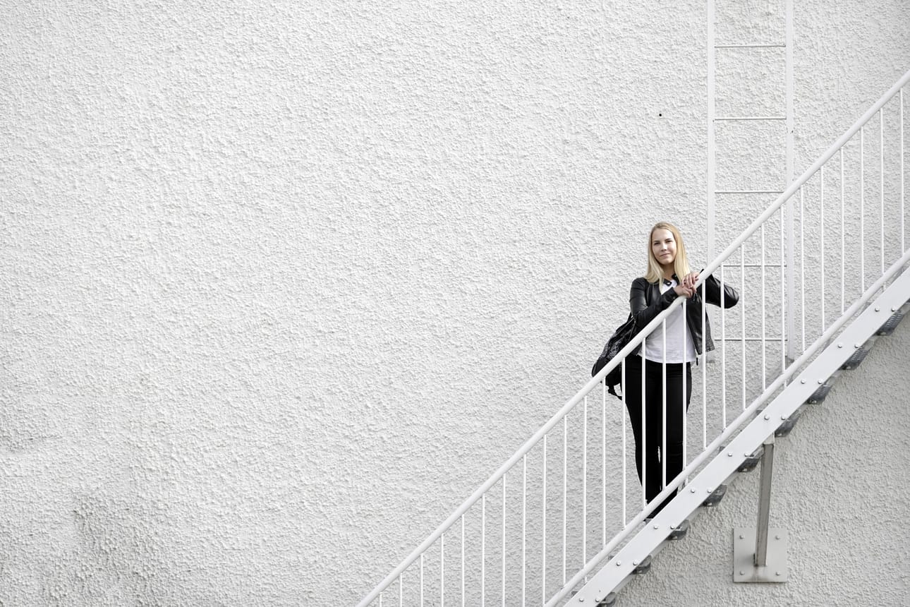 Sara Rousu valmistautuu syksyn ylioppilaskirjoituksiin. Lukemisen lisäksi hän aikoo hyödyntää kertaamiseen erilaisia abiturienteille suunnattuja verkkosivuja.