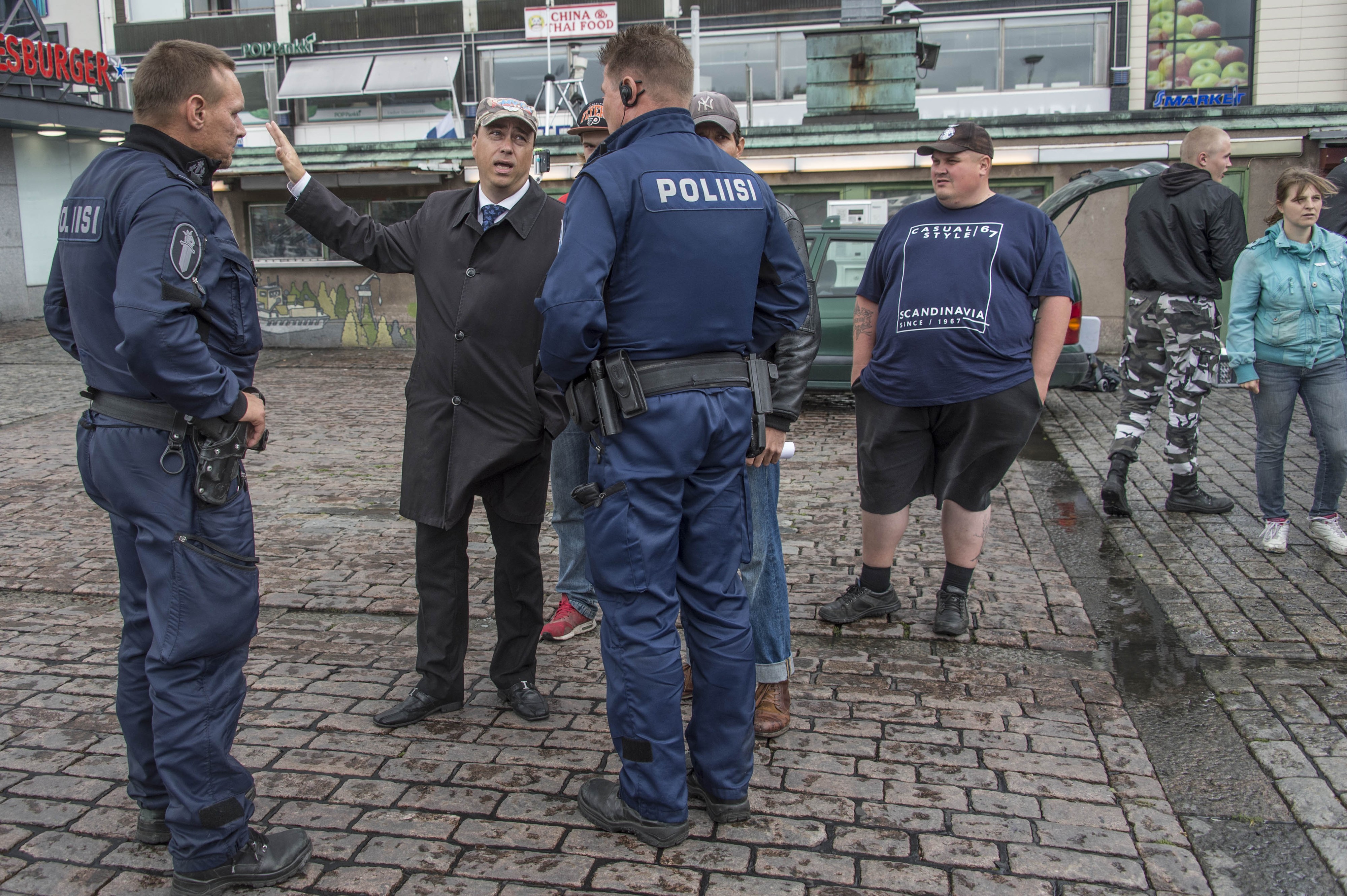 Poliisi oli vahvasti läsnä lauantaina Turun kauppatorilla. Poliisi tarkkaili erityisen tarkkaan Suomi Ensin -mielenosoituksen kulkua.