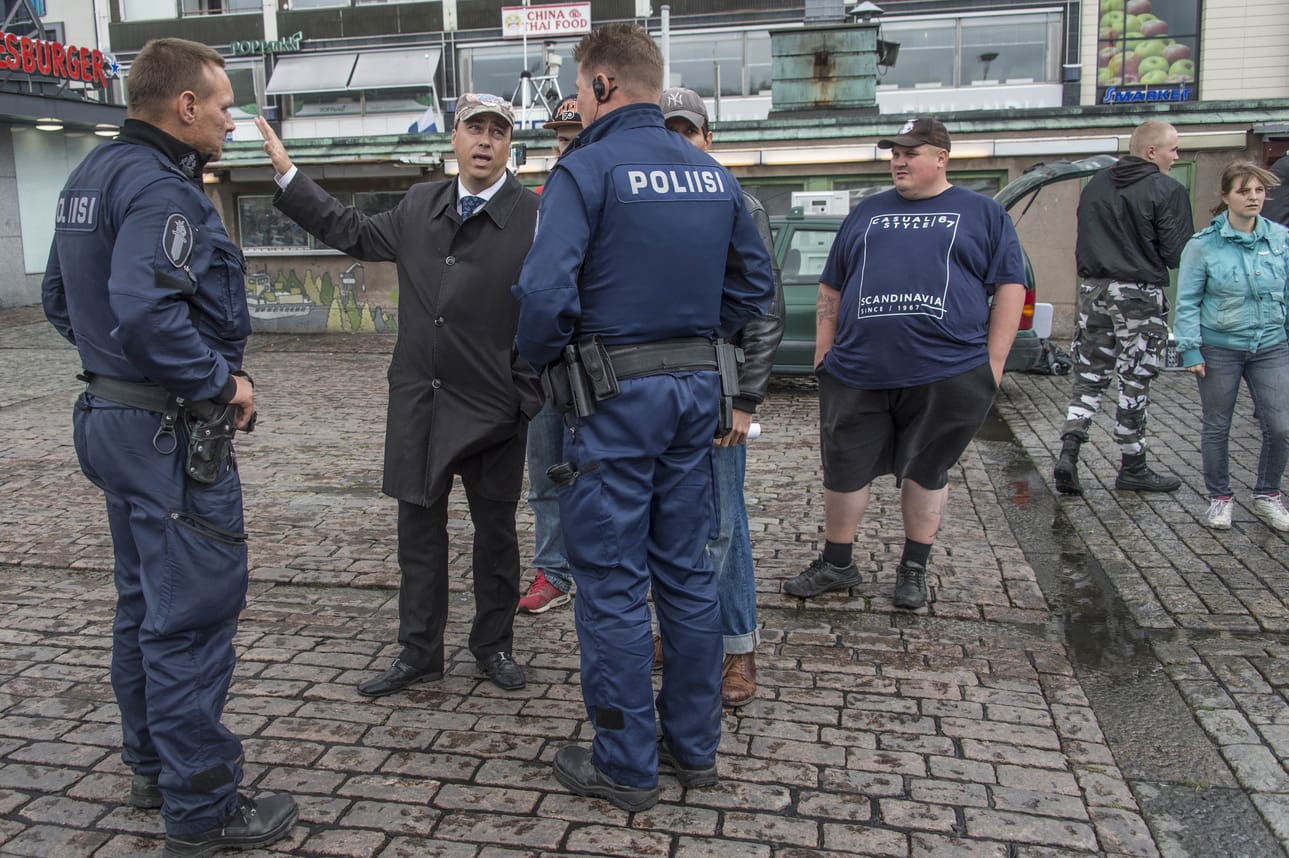 Poliisi oli vahvasti läsnä lauantaina Turun kauppatorilla. Poliisi tarkkaili erityisen tarkkaan Suomi Ensin -mielenosoituksen kulkua.
