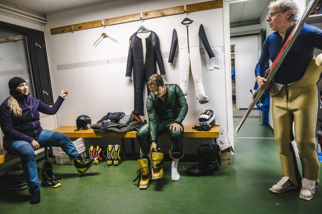 Ounasvaaralla käy kymmenkunta aikuista, jotka hyppäävät mäkeä omaksi ilokseen, eivät kilpaillen. Linda Mäkikyrö ja Elias Aho aloittivat viiime talvena, Mikko Ahvenjärvi yli 40 vuotta sitten.