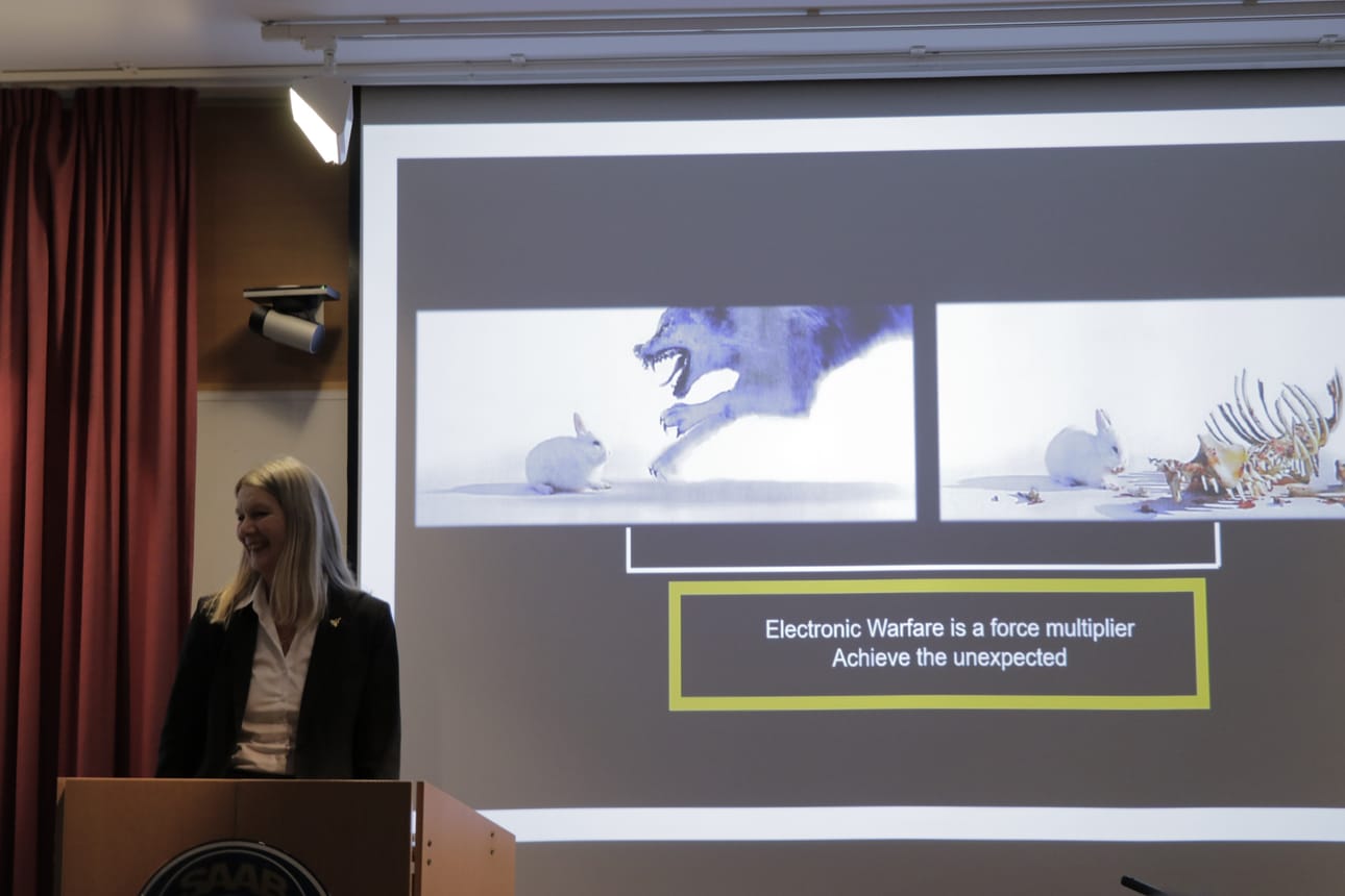 Saabin myyntijohtaja Inga Bergström esitteli vertauskuvallisesti Gripen E -hävittäjän keinoja harhauttaa vastustaja elektronisella sodankäynnillä helmikuussa 2019 Linköpingissä.
