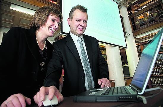 Kansallisen digitointikeskuksen johtaja Majlis Bremer-Laamanen ja Kansalliskirjaston ylikirjastonhoitaja Kai Ekholm hehkuttavat sanomalehtikirjaston helppokäyttöisyyttä. Kirjasto avattiin juhlavasti Kansalliskirjaston kupolisalissa Helsingissä.