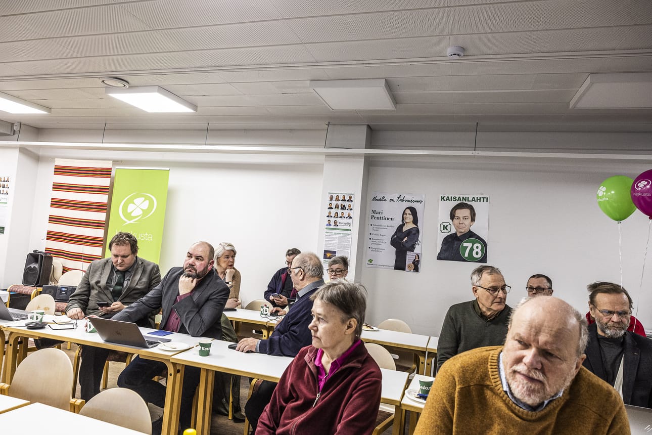 Keskustan vaalivalvojaisissa Rovaniemellä ei noussut tunnelma kattoon, kun ennakkoäänet julkistettiin.