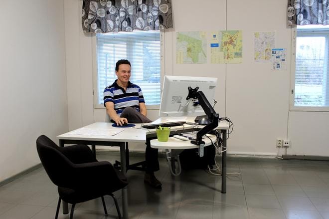 Entisessä kunnantalossa on Esa Saariston työpiste. Maanomistajat, jotka ovat jo allekirjoittaneet maanvuokrasopimuksen ja tekevät nyt sopimuslisäyksen, tai maanomistajat, jotka tekevät ensimmäistä kertaa uuden sopimuksen, heille kaikille maksetaan 500 euron allekirjoituspalkkio. Allekirjoitus on tehtävä 31.12.2019 mennessä. Sopimusten sisältö on ehdoiltaan kaikille samanlainen eli vanhoja ja uusia maanomistajia kohdellaan samanarvoisesti. (Kuvatekstiä korjattu 16.10.)