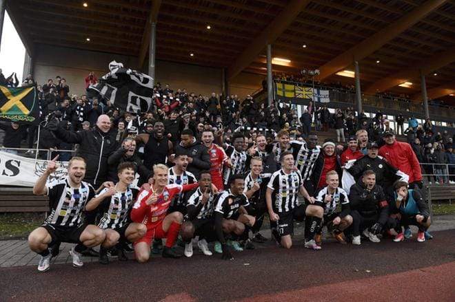 Vaasan Palloseura juhlii nousua Veikkausliigaan. Kuva: Lehtikuva / Emmi Korhonen
