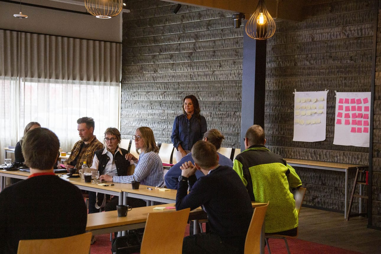 Työpajan ryhmissä pohdittiin, millainen toimintamalli palvelisi sekä nuoria että työnantajia. Fasilitoimassa työpajaa oli Paula Kähkönen Valmennustalo Temposta.