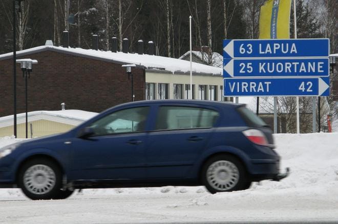 Kuortane huomauttaa lakiluonnoslausunnossaan, että maaseutukunnissa suurimmat päästölähteet ovat rakentamisen sijaan maatalous sekä liikenne, joka on usein läpikulkuajoa. Muun muassa kantatien 66 reitti kulkee läpi Kuortaneen. Arkistokuva: Reijo Heikkilä