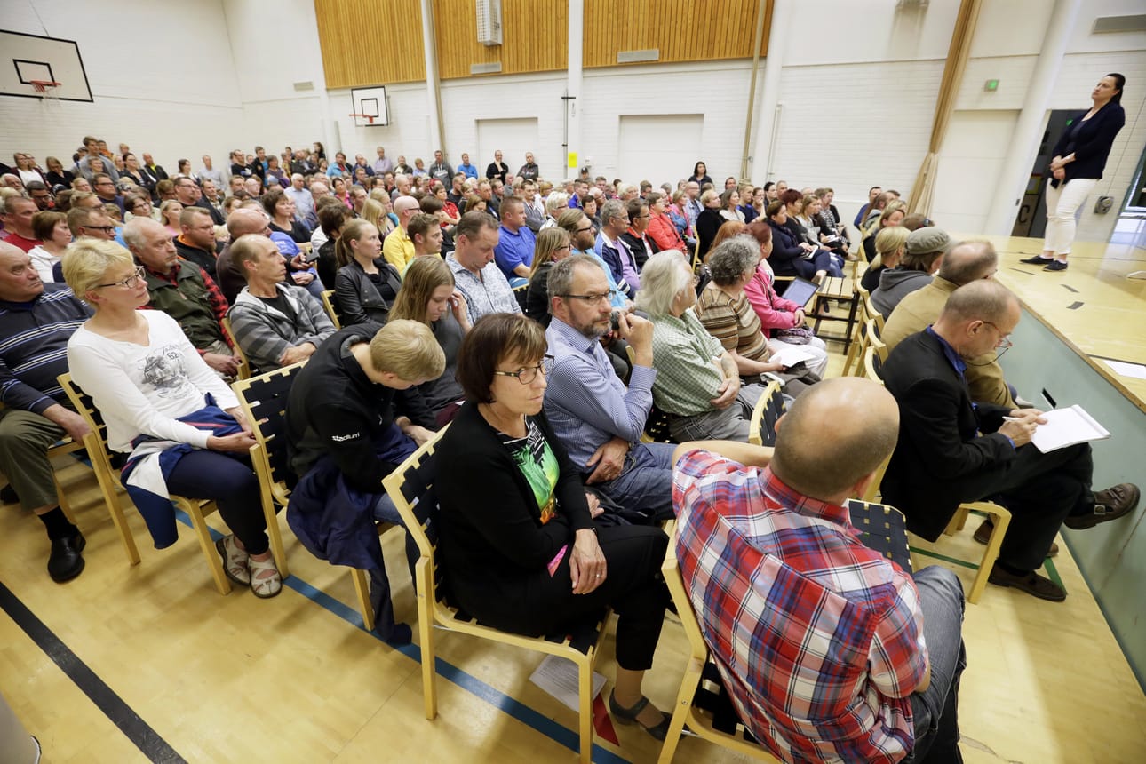 Koulun liikuntasaliin tuli runsaasti muhoslaisia keskustelemaan hätämajoituksesta.