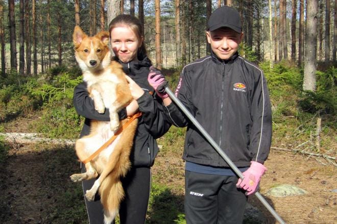 Vilma ja Juho Kämppi ovat Kuortaneen 4H-yhdistyksen uudet nuorisoyrittäjät. Vilman sylissä perheen oma koira, Tico. KUVA: SANNA KÄMPPI