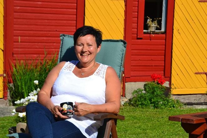 Marketta Böling sai poikansa kuoleman jälkeisenä äitienpäivänä lahjaksi mustan Muumi-mukin. Sen symboliikka muistuttaa, että tummimmankin synkkyyden keskeltä löytyy aina valoa ja jotain arvokasta. Kuva: Sara Isosomppi