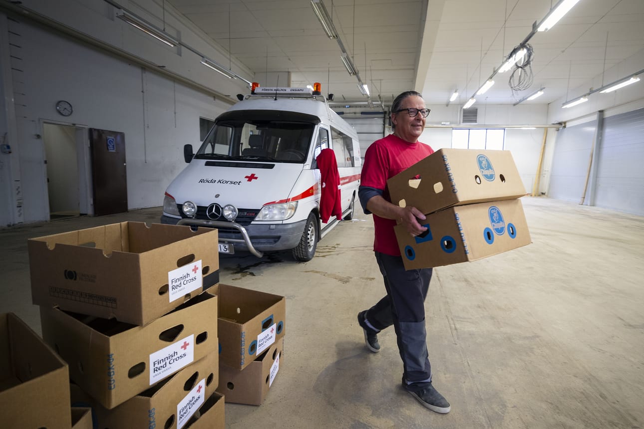 Ulf Lassander järjestelee ensimmäisiä tavaroita avustuskäyttöön saadussa varastotilassa. Sosiaalisen median kanavat ovat yleensä nopein reitti, jos etsii tietoa auttamisesta.