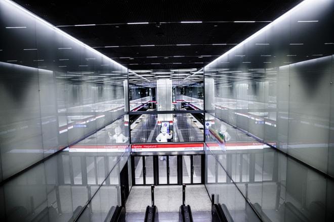 Helsingin metroasemien ulkonäkö on näihin saakka ollut vaatimaton. Lauantaina avautuvan länsimetron asemissa on uudenlaista näyttävyyttä. Kuvassa Tapiolan asema. KUVA: Joel Maisalmi