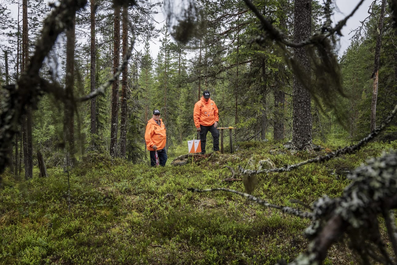 Ratamestariryhmän päällikkö Jussi Seppänen (vas.) ja kilpailunjohtaja Asko Viitanen ovat valmistelleet Fin5-suunnistusviikkoa puolitoista vuotta. Metsässä lähes kaikki tarpeellinen on jo paikoillaan.