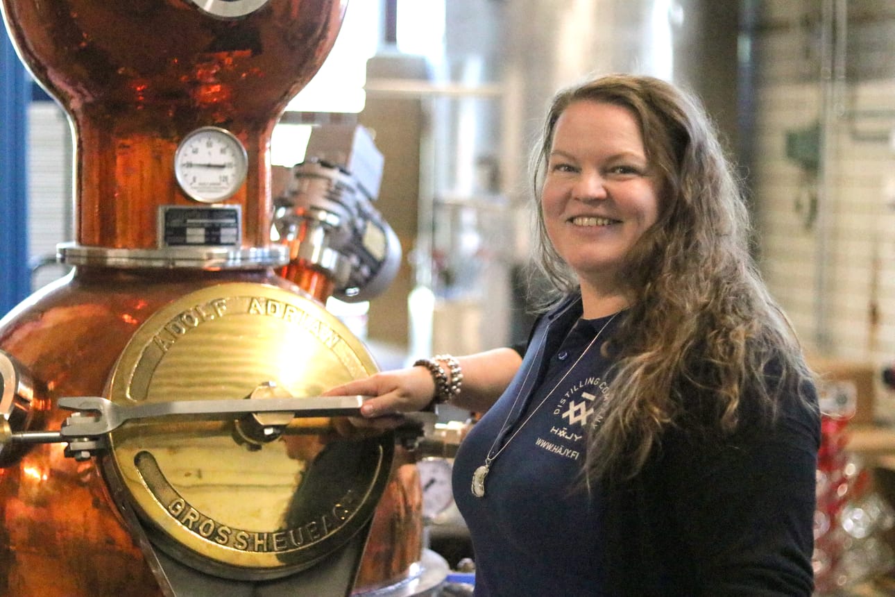 Häjy Distilling Companyn toimitusjohtaja Terhi Mäkelä toivoo, että alkoholilain muutoksen myötä yritys saa ensi vuoden alussa ulosmyyntioikeuden.