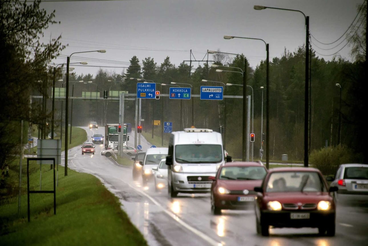 Suomessa kesäkuun 2017 lopussa noin neljä miljoonaa autoa. Suosituin automerkki on Toyota. Väreissä suomalaiset suosivat harmaata, punaista ja sinistä.