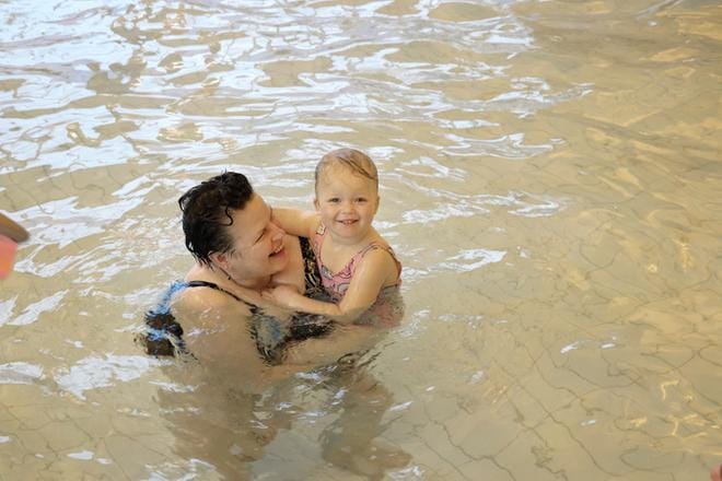 Adessa (3) ja lehden kannessa molskiva isoveli Niklas (6) Ojanperä olivat tulleet Hausjärveltä kylään Alajärvelle isovanhempien luokse. Uimahallissa oli mukavaa, tietenkin. Adessa on mummonsa Anna-Maija Ojanperän sylissä. KUVAT: JOHANNA KATAJA