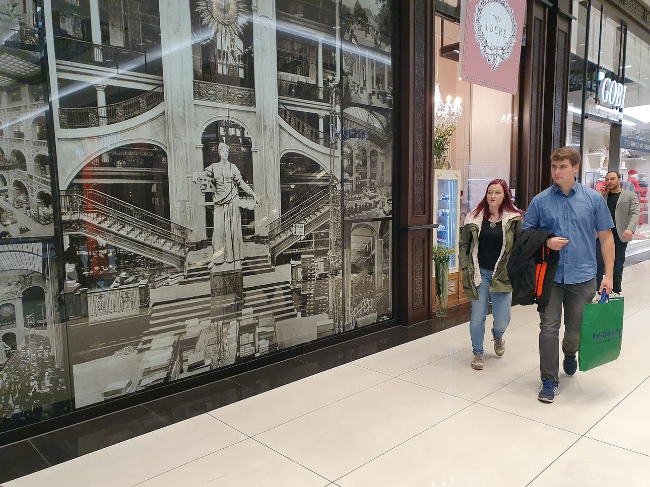 Mall of Berlinin paikalla sijainneen Wertheimin tavaratalon kadonnutta loistoa esitellään keskuksessa esillä olevissa suurissa valokuvissa.