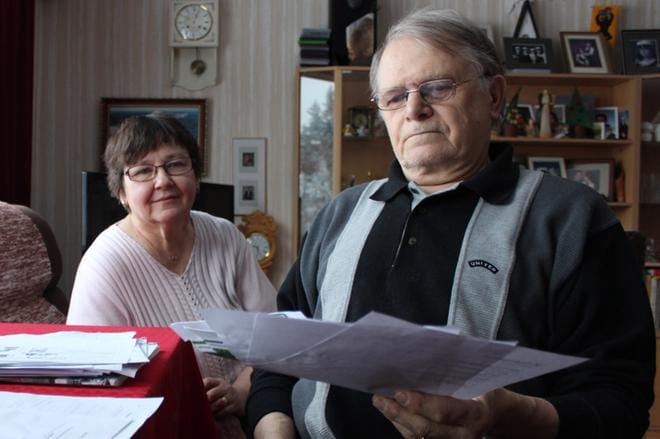 Henkilöiden nimiin ja ruotsalaisiin henkilönumeroihin liittyvät tapahtumat ja epäselvyydet ovat tuoneet miettimistä alavutelaisille Veikko ja Kaino Honkalalle. Kuva: Reijo Heikkilä