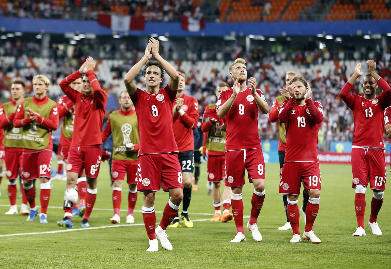 Tanskan pelaajat tuulettivat voittoa Perusta Saranskin stadionilla.
