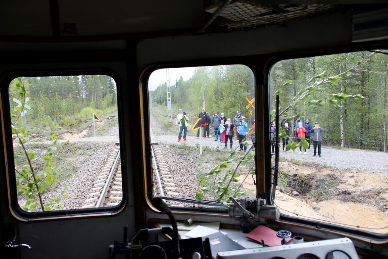 Lättähatun ohjaamosta näkee hyvin Soramäen pysäkillä heiluttelevat matkustajat.