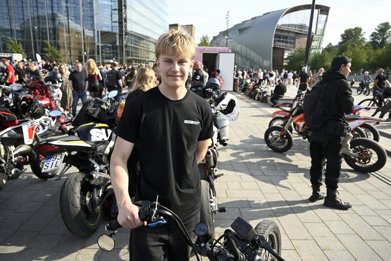 Mopoilevat Nuoret -yhdistyksen hallituksen jäsen Valtteri Maronen osallistui mopoilijoiden mielenosoitukseen Kansalaistorilla Helsingissä.