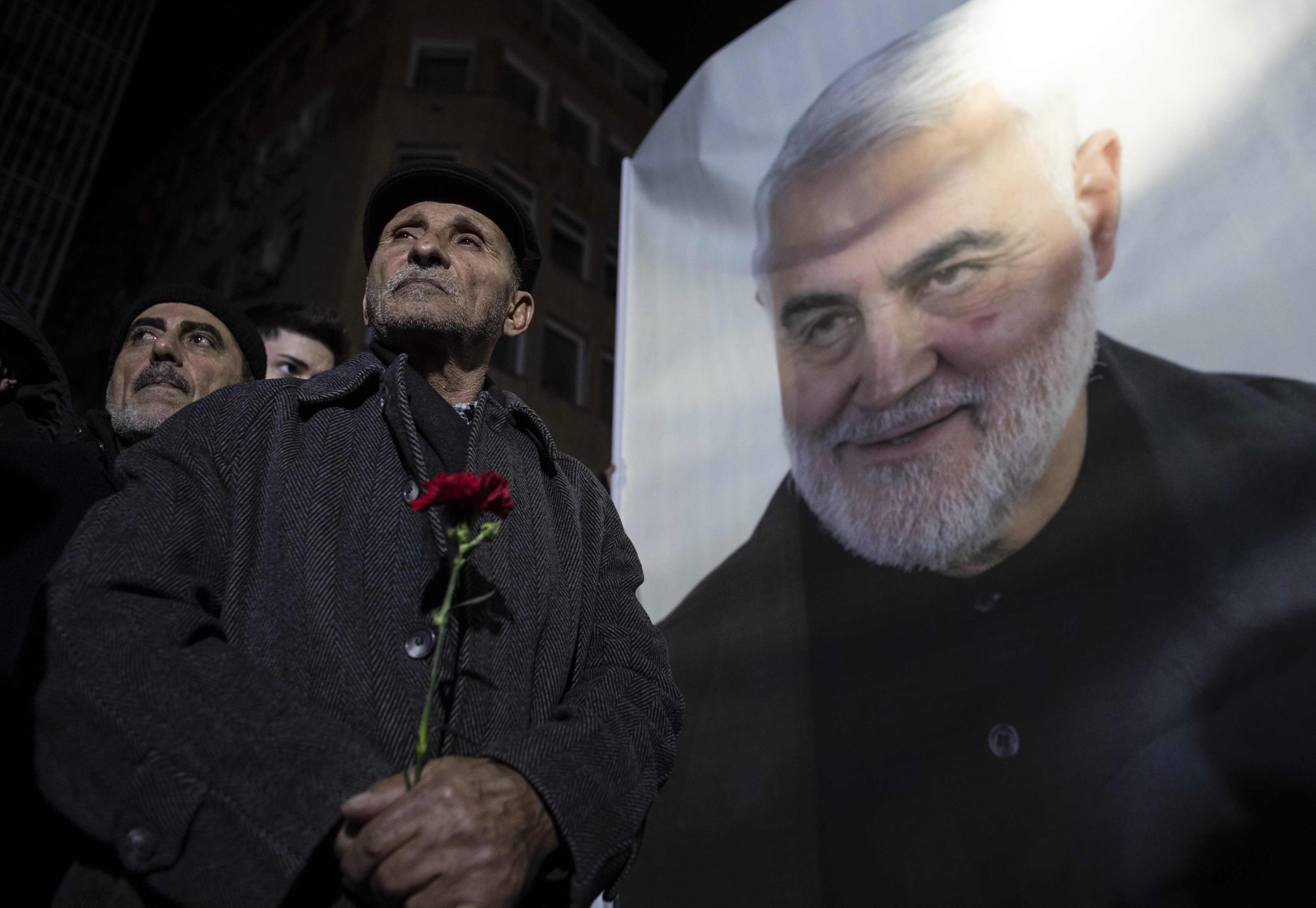 Ihmiset surivat iranilaiskenraali Qassim Suleimanin kuolemaa tammikuussa Istanbulissa Iranin konsulaatin edustalla. Koronaviruksen ruhjoma Iran vannoo yhä kostoa Yhdysvalloille.