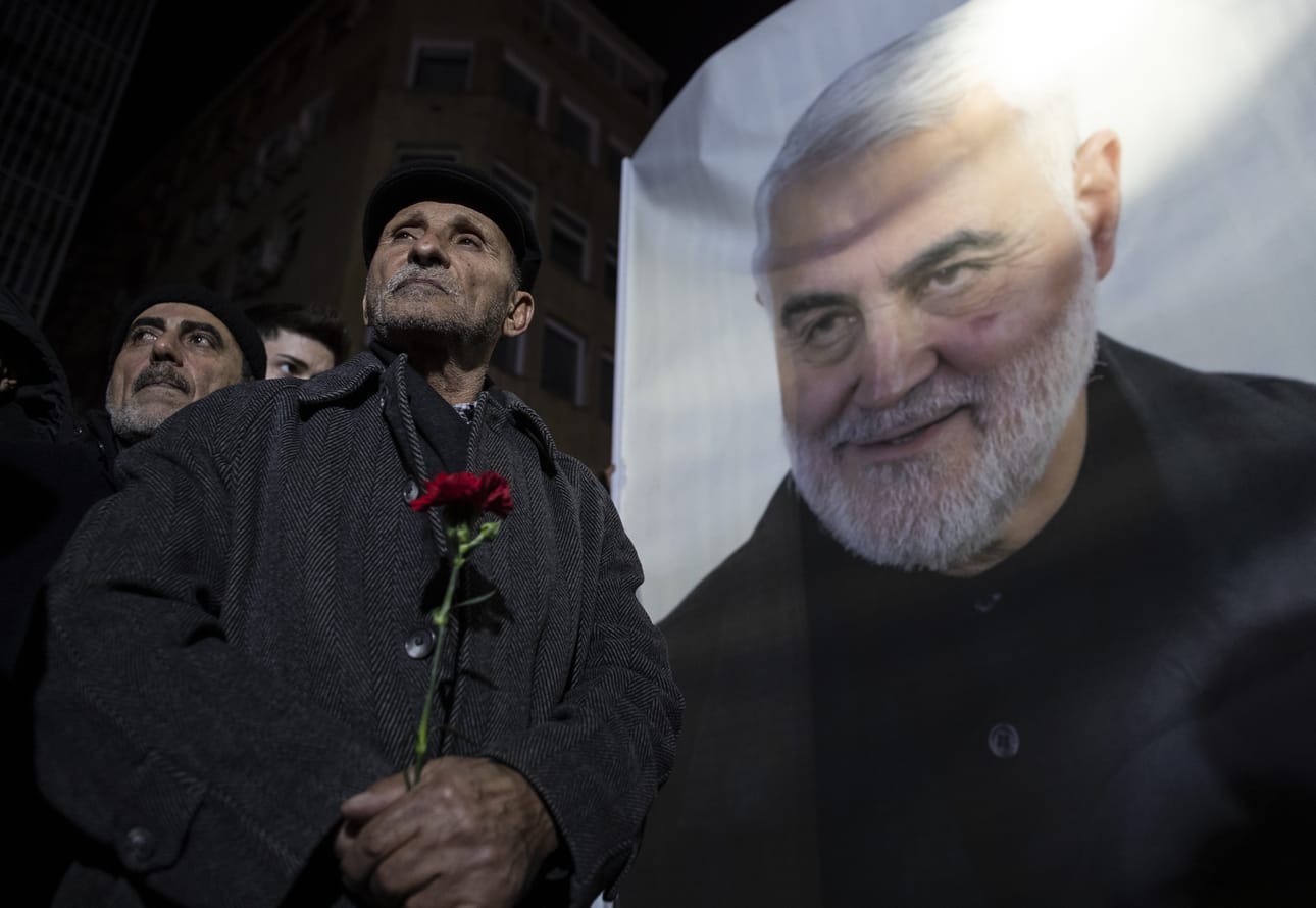 Ihmiset surivat iranilaiskenraali Qassim Suleimanin kuolemaa tammikuussa Istanbulissa Iranin konsulaatin edustalla. Koronaviruksen ruhjoma Iran vannoo yhä kostoa Yhdysvalloille.