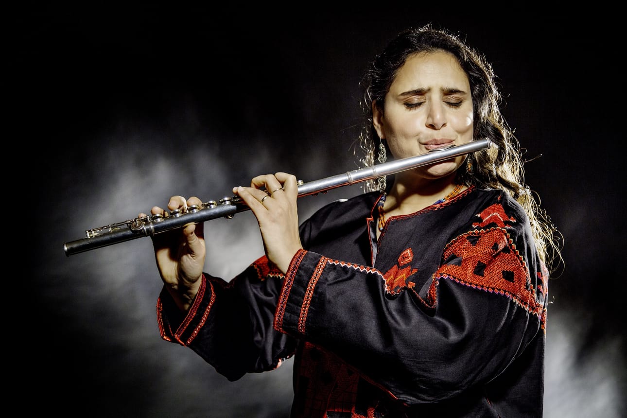 Naïssam Jalal on vaikuttanut niin perinteistä arabimusiikkia, afrikkalaista musiikkia, jazzia kuin räppiäkin esittävissä kokoonpanoissa.