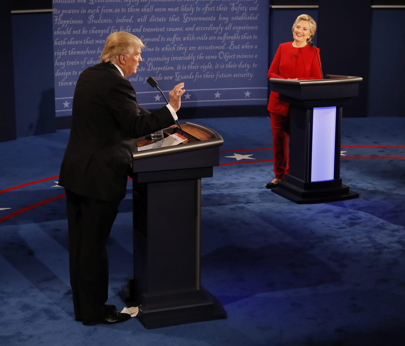 Demokraattien Hillary Clinton ja republikaanien Donald Trump kävivät ensimmäisen kahdenkeskisen vaaliväittelynsä Hempsteadissa New Yorkissa varhain aamulla Suomen aikaa.