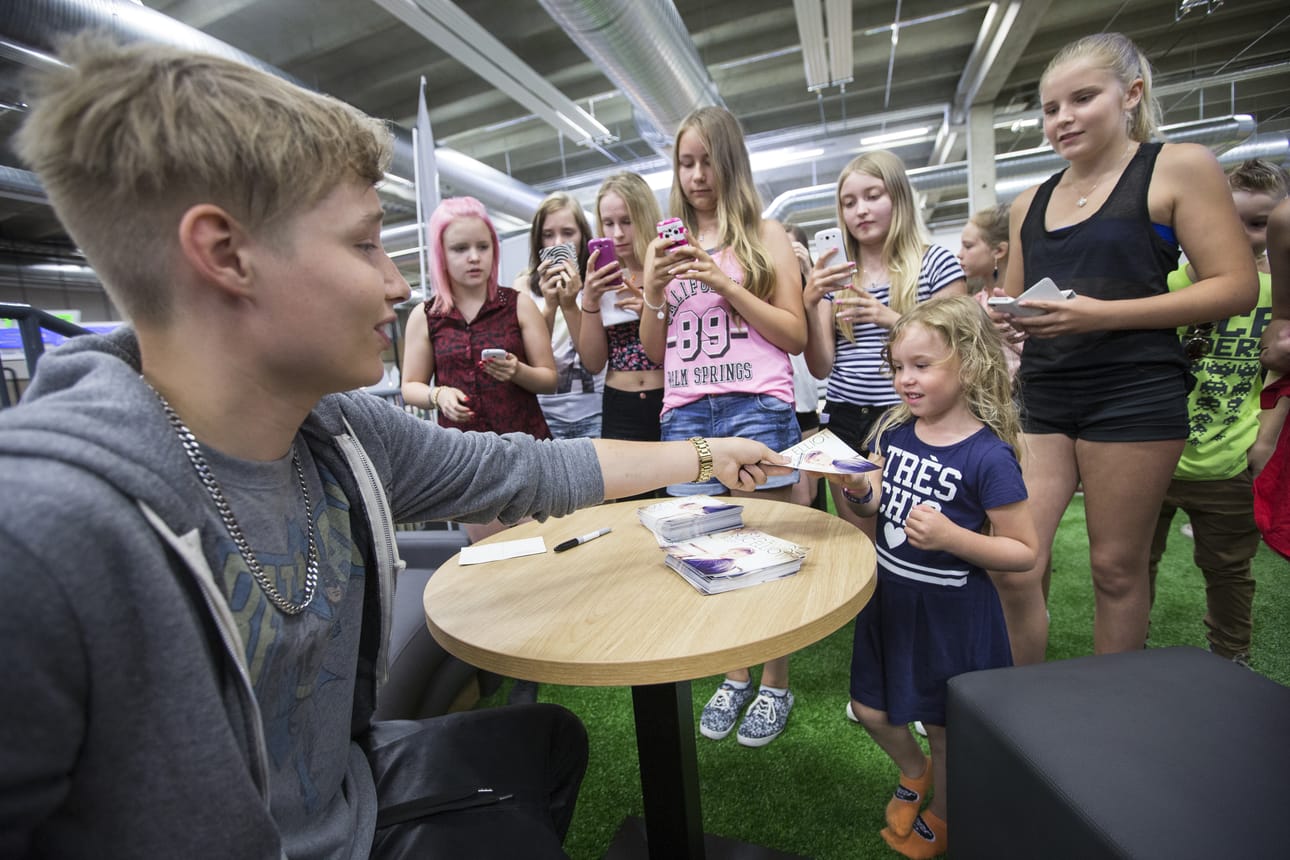 Onnekkaat fanit pääsivät tapaamaan Isac Elliotin.