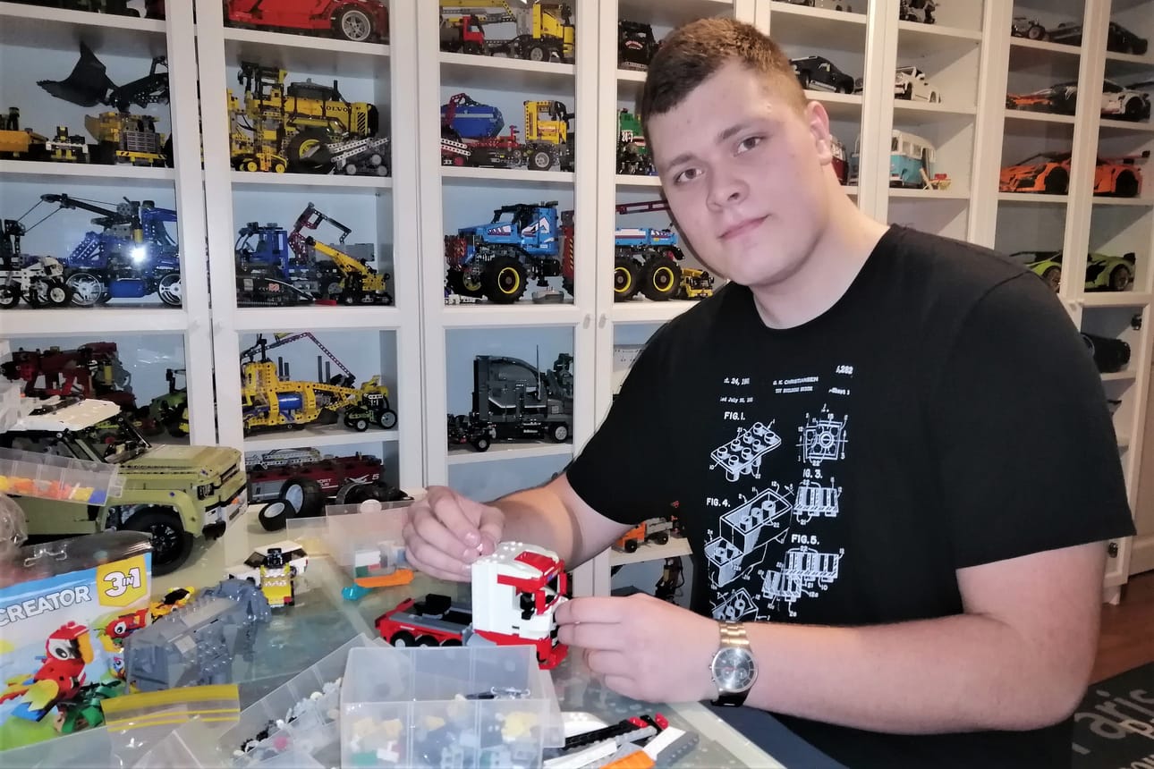 Työpöydällä valmistuva rekan veturi oli alkuvuodesta esillä näyttelyssä Vaasan kaupunginkirjaston vitriineissä.