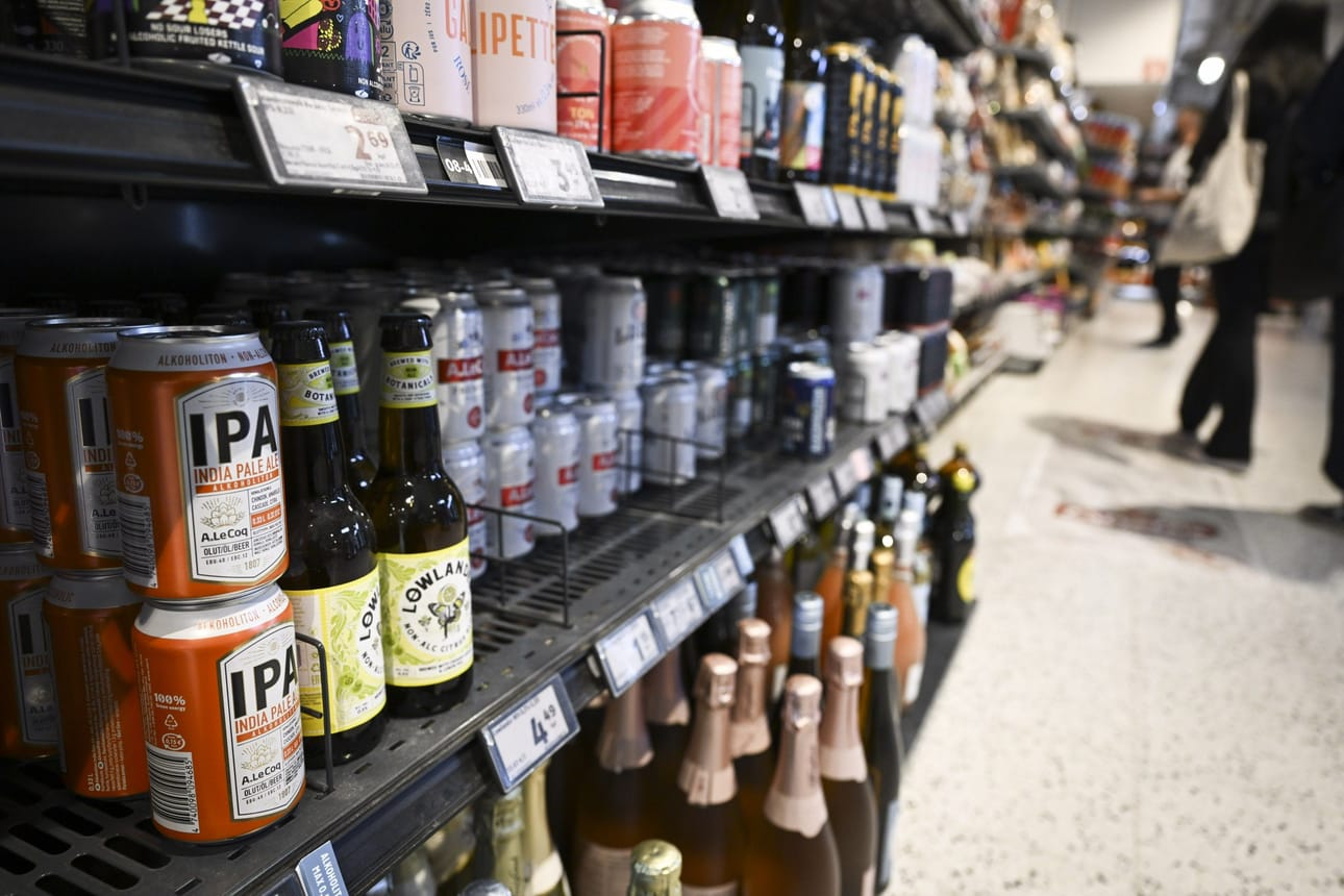 Eniten kallistuivat alkoholi ja tupakka. LEHTIKUVA / EMMI KORHONEN