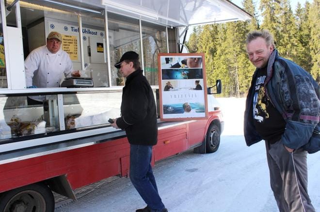 Isojokelaiset Keijo Sakari ja Juhani Hakanen käyvät Jani Laineen palviautolla aina, kun se poikkeaa Iivarinkylässä. Ennen kuin palviauto jatkaa matkaansa, keittää Tuula Tikkaniemi pannukahvit kuskille. KUVA: LOTTA KALLIO