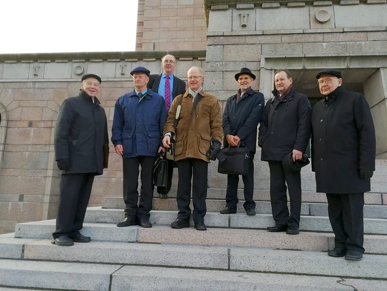 Lampaiden suoramyyntiä edustava delegaatio Eduskuntatalon rappusilla vasemmalta lukien: Pentti Hankonen, Antti Holmström, Jarmo Kiuru, Sauli Holmström, Eero Oinas-Panuma, Pentti Kinnunen ja Paavo Kurttila.